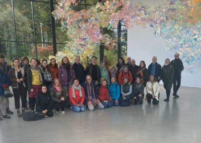 LEHRER, OGATA UND SCHULVERWALTUNG BESUCHEN DEN SKULPTURENPARK